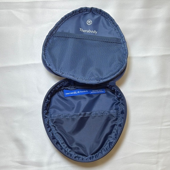 Therabody Deep Blue Toiletry Bag - Picture 4 of 5